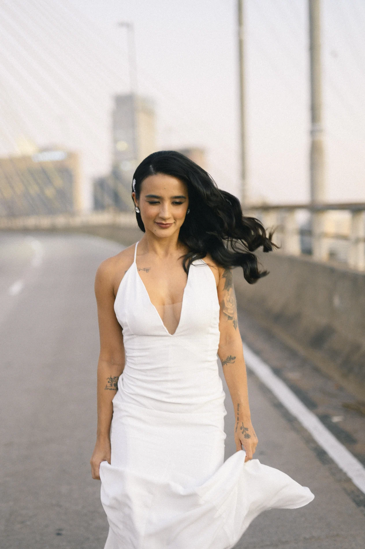 Beauty production with dark waves and a white dress in São Paulo.